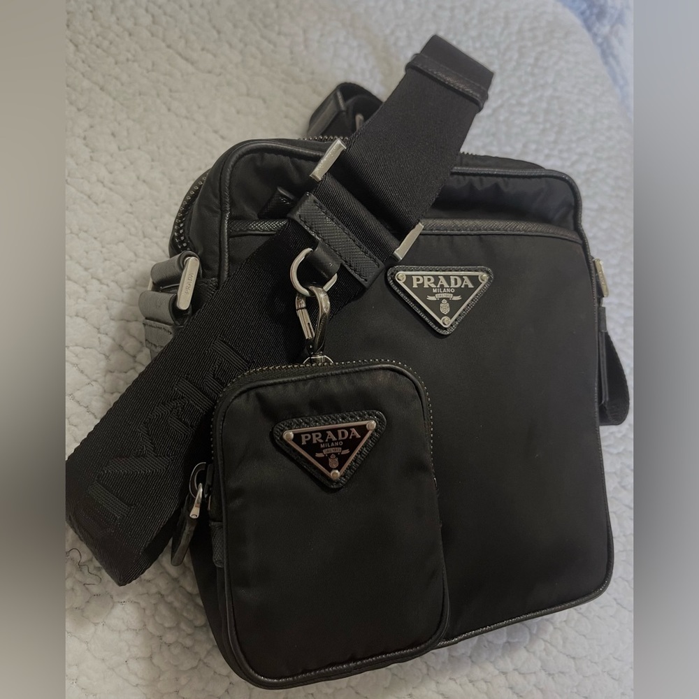 Prada ( 100 % authentic & original )
Re-Nylon logo-plaque shoulder bag